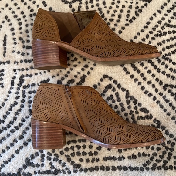 1.State IDDAH perforated brown suede cutaway booties sz 8M/38 - Picture 8 of 10